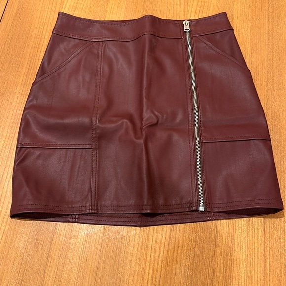 Express Mini Faux Leather Skirt with Zipper Accent and Pockets - NWOT - Picture 1 of 4